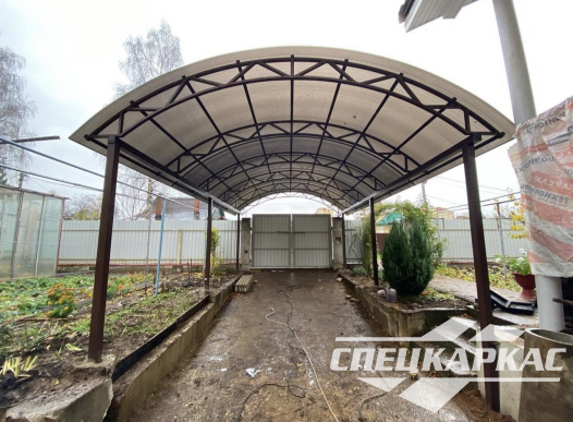 Навес из поликарбоната над парковкой автомобиля перед гаражом №73 - фото 1686